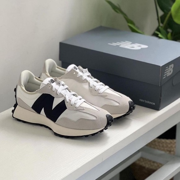 NWT New Balance 327 in White/Black (RARE) | Trendy Running/Walking Shoes đ - Picture 11 of 11